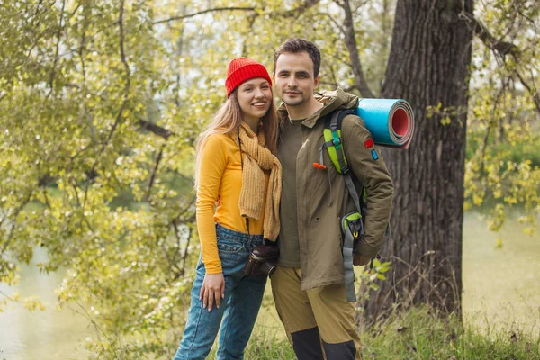 Activa motivada ambiciosa pareja de senderismo en el bosque — Foto de Stock