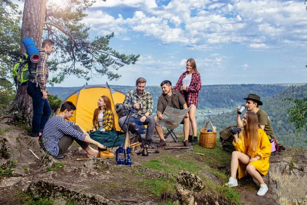 Sorridente giovane turista godendo la natura — Foto Stock