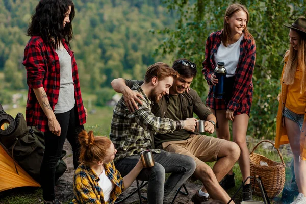 Amigos positivos brindando al aire libre en un picnic — Foto de Stock