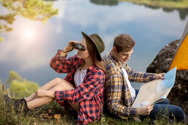 Romantisch paar dat rust op de oever van de rivier — Stockfoto