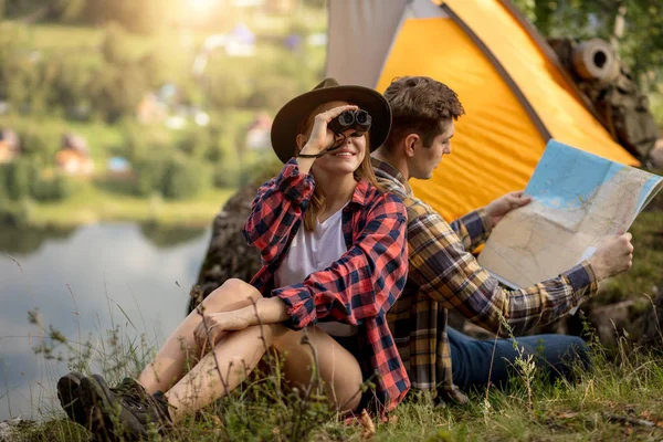 Junge Familie verbringt ihr Wochenende auf dem Land — Stockfoto