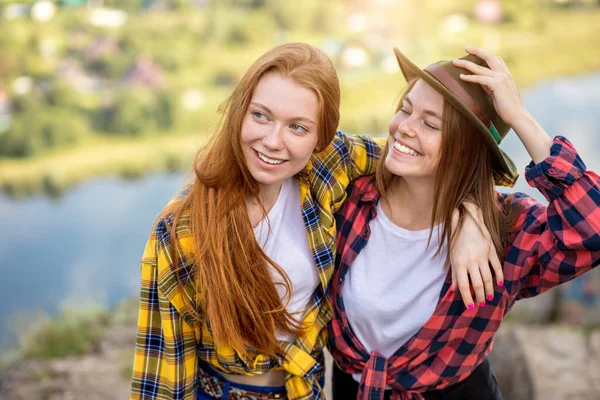 Charming two hikers get pleasure from unforgettable travel — Stock Photo, Image