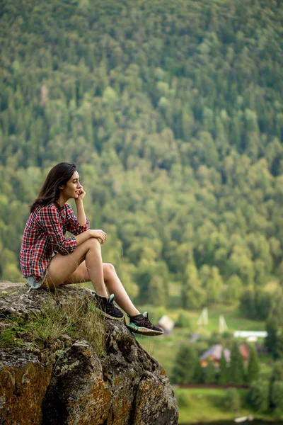 Feliz animado mulher gostando de assistir vista montanha — Fotografia de Stock