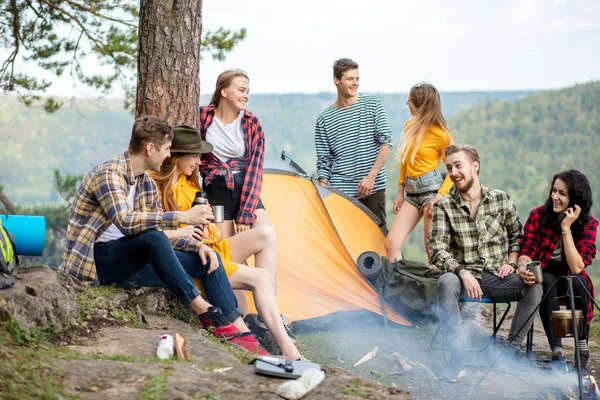 Jeunes touristes positifs camping, profiter de la compagnie en plein air — Photo