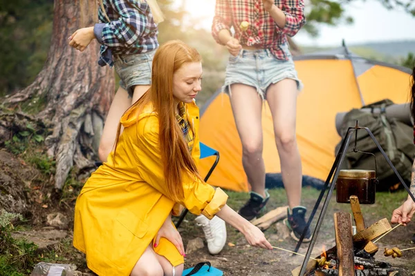 Rubia chica atractiva cocinar setas en el palo — Foto de Stock