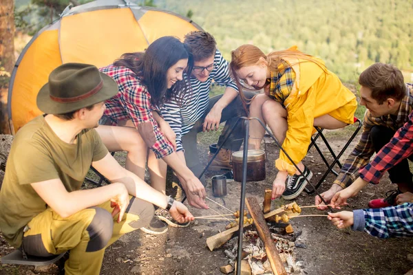 Allegri giovani positivi che imparano a cucinare i funghi — Foto Stock