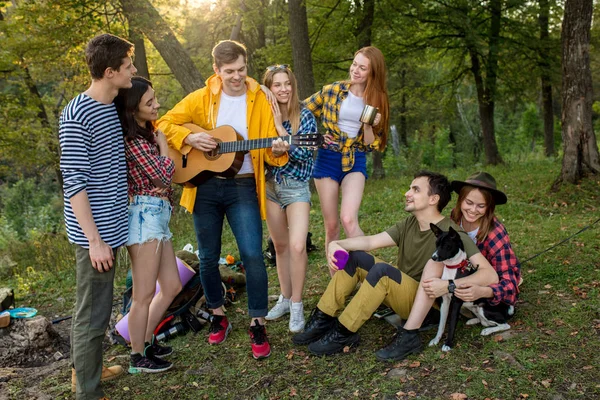 Giovani turisti positivi che celebrano il loro viaggio di successo — Foto Stock