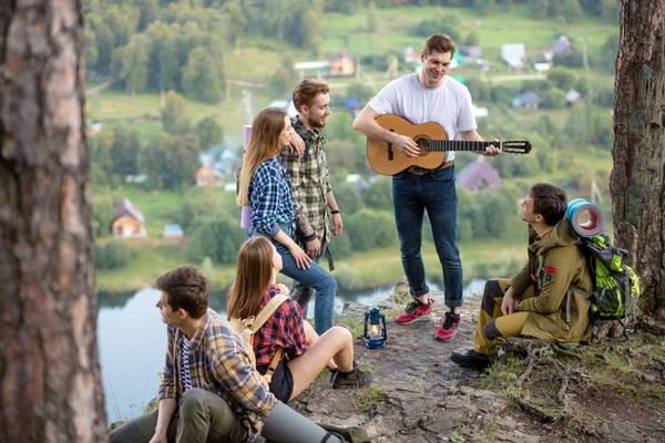 Giovani che ascoltano i loro amici giocare — Foto Stock