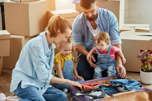 Caucásico familia mover en nuevo casa —  Fotos de Stock