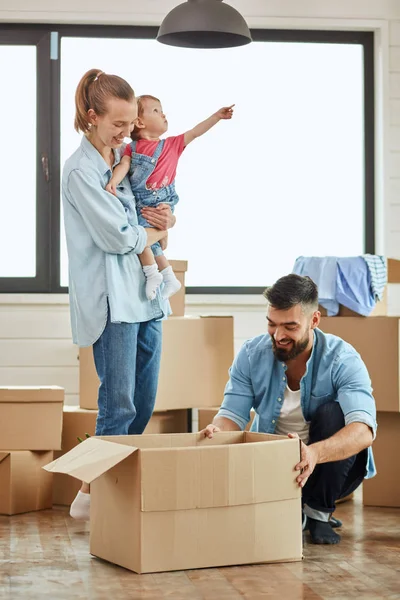 Kaukasische familie verhuizen in nieuw huis — Stockfoto