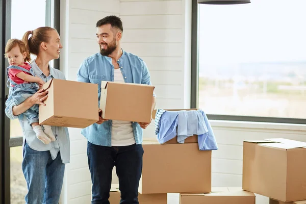 Famiglia caucasica trasferirsi in una nuova casa — Foto Stock