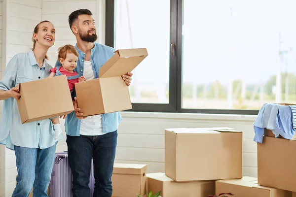 Caucásico familia mover en nuevo casa — Foto de Stock