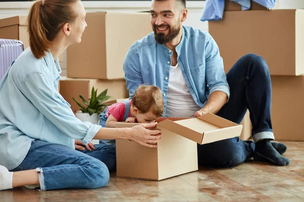 Família caucasiana se mudar na nova casa — Fotografia de Stock