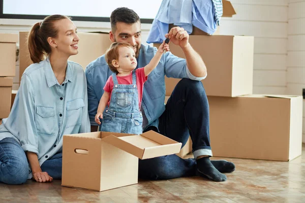 Caucásico familia mover en nuevo casa — Foto de Stock