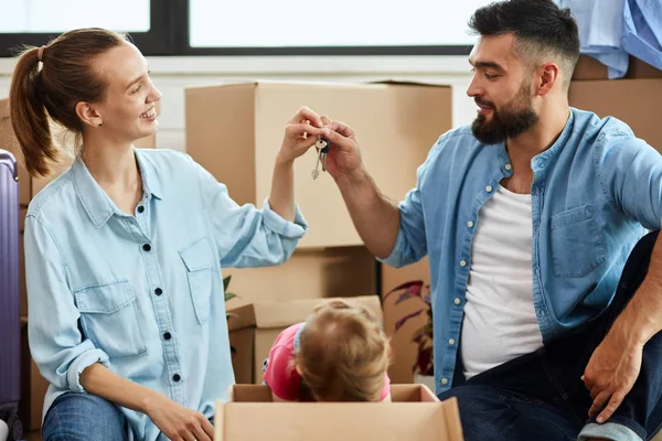 Kaukasiska familj flytta in New House — Stockfoto