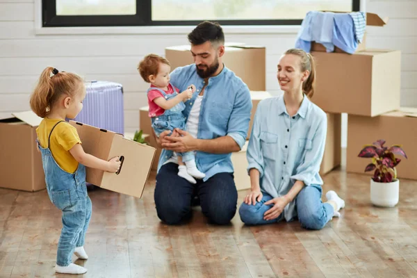 Caucásico familia mover en nuevo casa — Foto de Stock