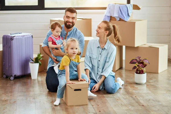 Caucásico familia mover en nuevo casa —  Fotos de Stock