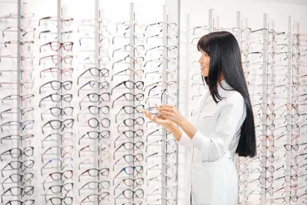 Young optician giving advise for clients — Stock Photo, Image