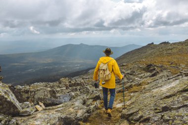 adam hayalini karşılamak için gidiyor