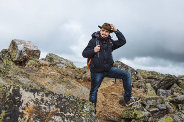 genç aktif gezgin kameraya bakıyor