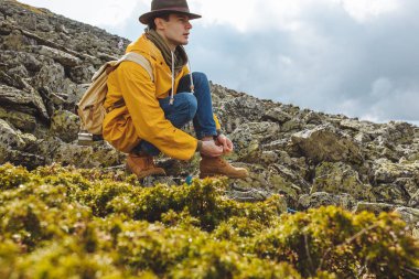 genç yürüyüşçü bir seyahat için hazırlanıyor