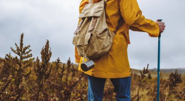 sırt çantası ile çim çayır yürürken adam yürüyüşçü