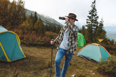 vahşi yaşam izlerken genç turist
