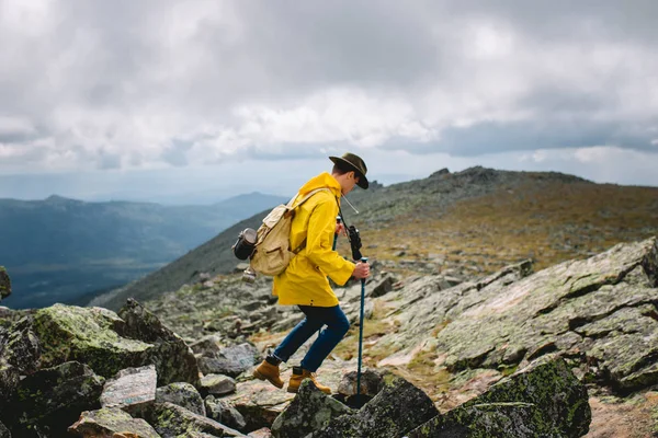 Mladý ambiciózní cestovatel, který kráčí po horách — Stock fotografie