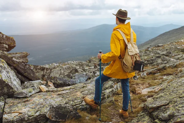 El hombre joven con la ropa de estilo que descansa durante el viaje — Foto de Stock