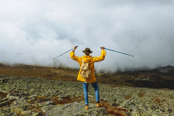 Vrolijke hppy vermoeide man is verheugd over het wandelen naar Mountain Top — Stockfoto