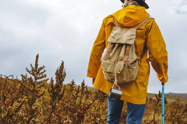 Junge Touristen wandern an einem warmen Herbsttag im Tal — Stockfoto
