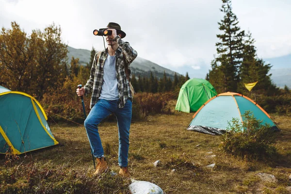 Jeune beau camping touristique en plein air et à la recherche à travers des jumelles — Photo