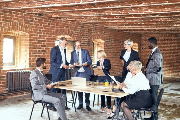 Groep zakelijke mensen die samen brainstormen in de vergaderruimte — Stockfoto