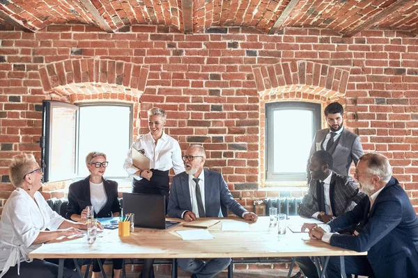 Groep zakelijke mensen die samen brainstormen in de vergaderruimte — Stockfoto