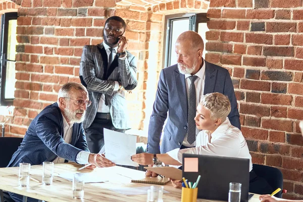 Grupp av affärsfolk brainstorming tillsammans i mötesrum — Stockfoto