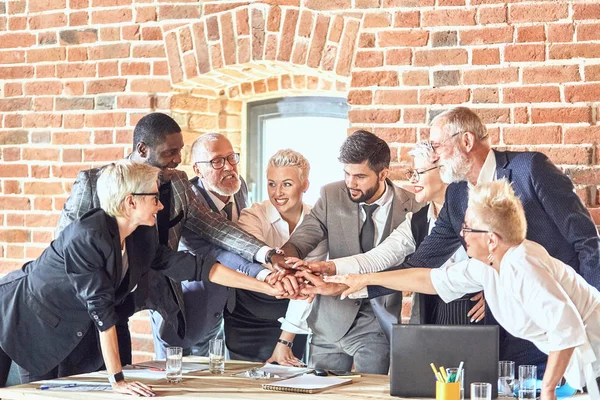 Geschäftsleute am Verhandlungstisch im Büro — Stockfoto