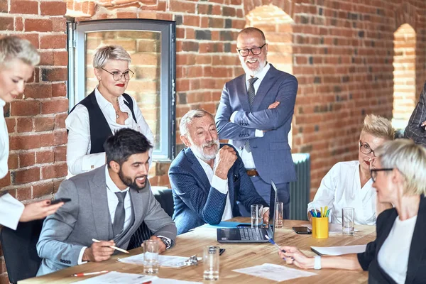 Gente de negocios en la mesa de negociaciones en la oficina — Foto de Stock