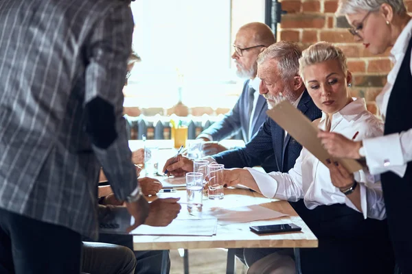 Zakenmensen aan de onderhandelingstafel op kantoor — Stockfoto