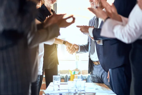 Hombres de negocios estrechando la mano en la oficina — Foto de Stock