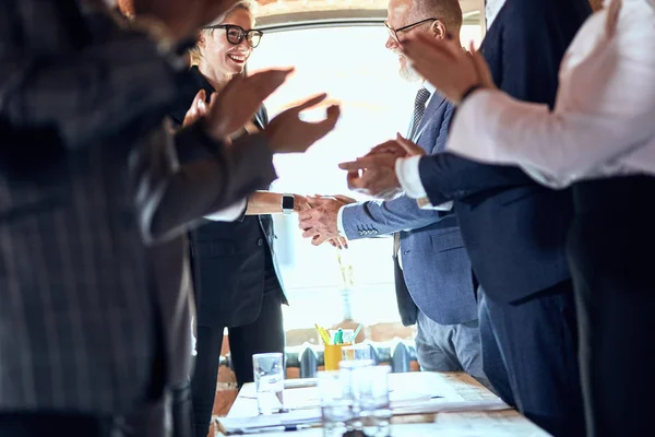 Üzletemberek kezet ráznak az irodában — Stock Fotó