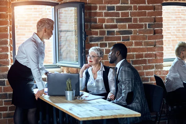 Zakenlieden werken in Office — Stockfoto