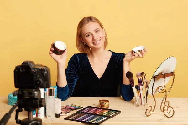 Muito feminina especialista em beleza apresentando novo creme facial, sorrindo amplamente — Fotografia de Stock