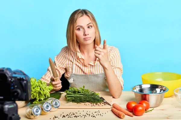 若い才能のある女性栄養士がフォロワーに健康的な食事の秘密を語る — ストック写真