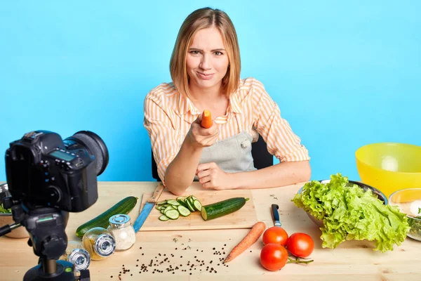 Hravé ženské šéfkuchaři se syrovým karotkou na kameře mají radostný výraz — Stock fotografie