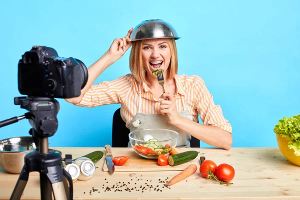 Felice chef donna scherzare e giocare durante la classe master di cucina online — Foto Stock