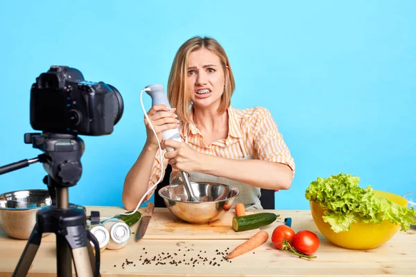 Opps, něco se pokazí. Ojedinělý záběr roztomilé blogovací dívky zkouší nový recept — Stock fotografie