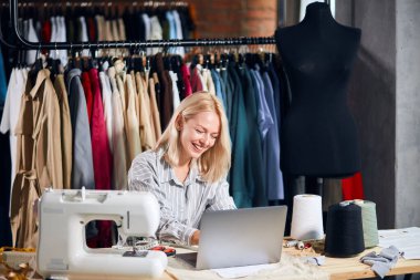 İş yerinde bilgisayar oyunları oynayan tembel terzi