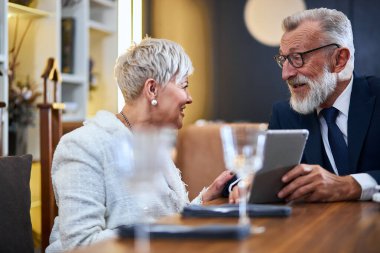 Son sınıf aşıkları birlikte restoranda vakit geçiriyorlar.