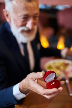 Benimle evlenir misin? Son sınıf evlenme teklifi