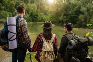 Bir grup hırslı genç arkadaş yürüyüş yapıyor, kamp yapıyor.